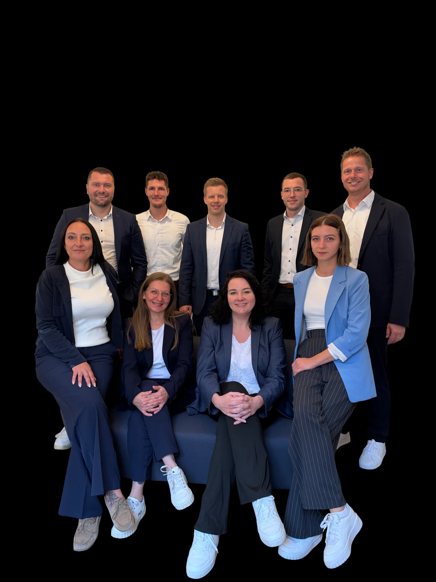 Neun Mitglieder des Teams des Deutschen Investment Instituts, gemeinsam um ein Sofa