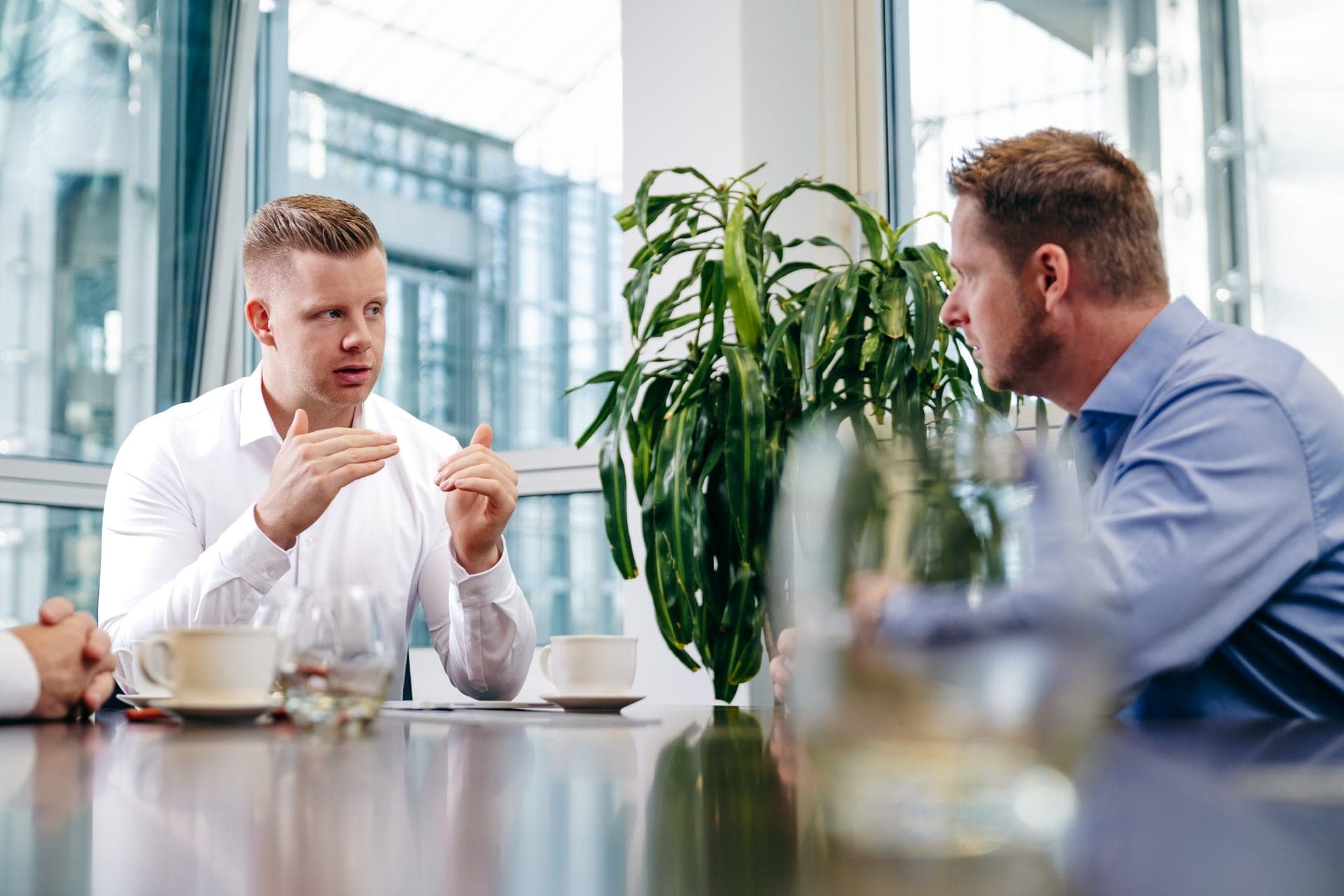 Persönliches Gespräch am Tisch